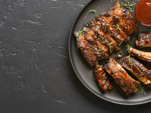 Close,up,of,spicy,grilled,spare,ribs,on,plate,over
