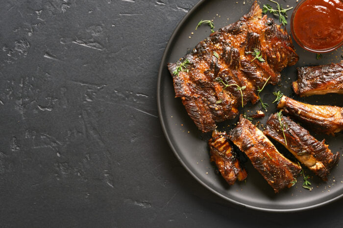 Close,up,of,spicy,grilled,spare,ribs,on,plate,over